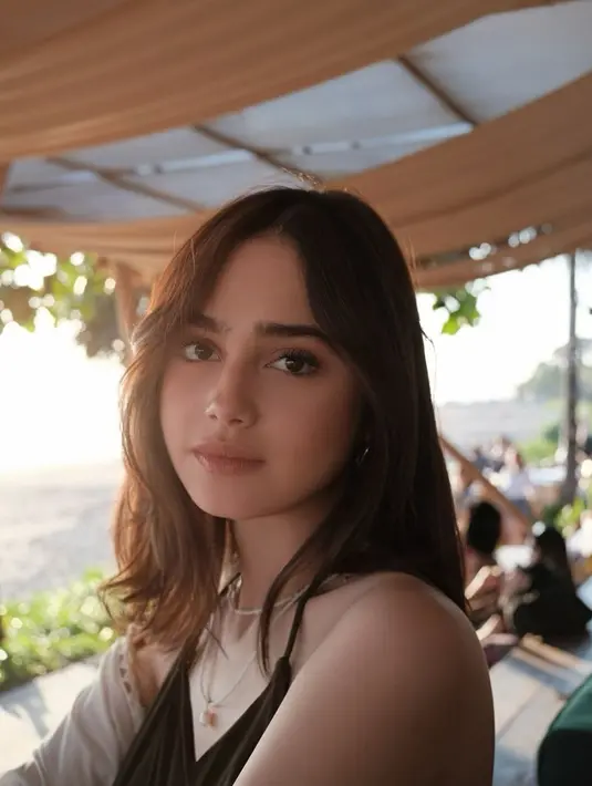 Dengan senyum tipis, tatapan mata Syifa Hadju sontak meluluhkan hati siapapun yang melihatnya. [Foto: Instagram/syifahadju]