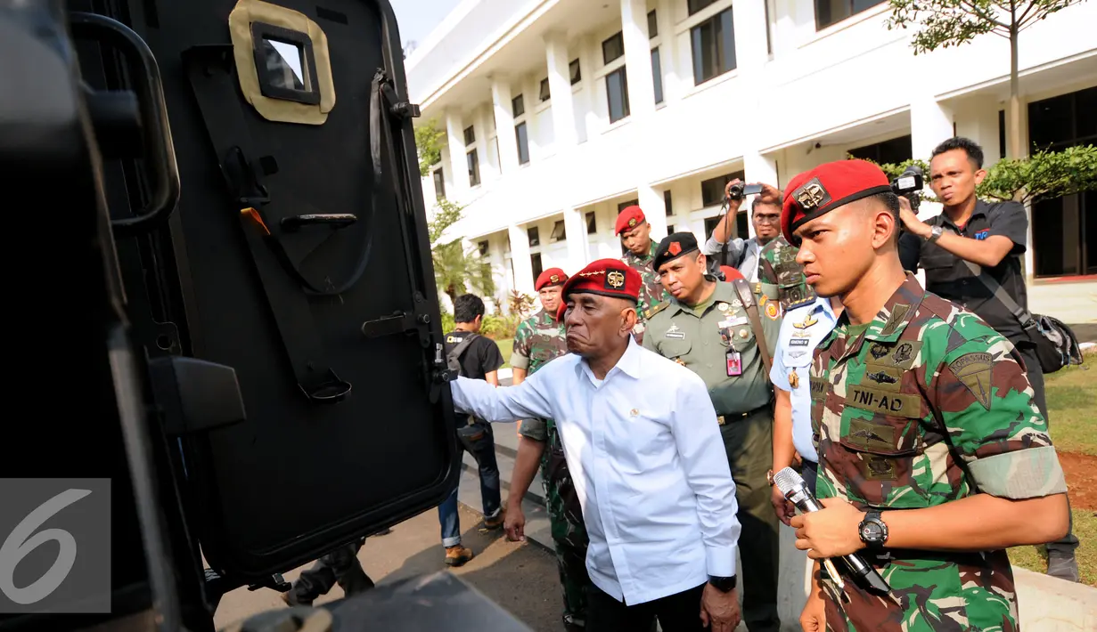 Menteri Pertahanan RI, Ryamizard Ryacudu (baju putih) memeriksa OMC Casspir MK3 di Markas Komando Pasukan Khusus di Cijantung Jakarta, Rabu (2/9/2015). Sidak terkait inventarisir kelengkapan alutsista yang dimiliki TNI. (Liputan6.com/Helmi Fithriansyah)