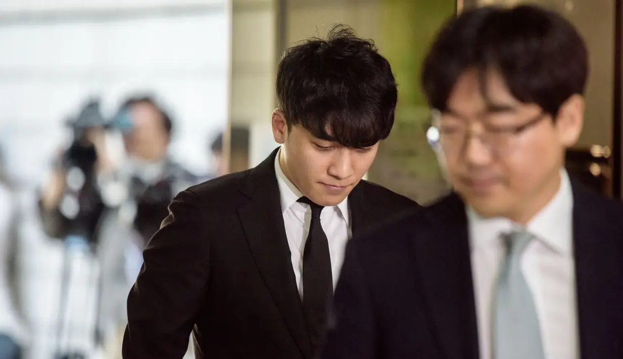 Mantan anggota boyband BIGBANG, Seungri tiba untuk menghadiri persidangan di Pengadilan Distrik Pusat Seoul, Selasa (14/5/2019). Sidang pemeriksaan itu untuk memutuskan perlu tidaknya surat penahanan terhadap Seungri terkait kasus penggelapan dan prostitusi (mucikari). (Ed JONES / AFP)