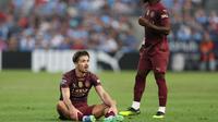 Gelandang Man City, Jack Grealish, terduduk lemas saat pertandingan melawan AC Milan di laga pramusim yang berlangsung di Yankee Stadium, New York, Minggu ( 28/7/2024) pagi WIB. Man City kalah 2-3 dari AC Milan dalam laga ini. (Charly TRIBALLEAU / AFP)