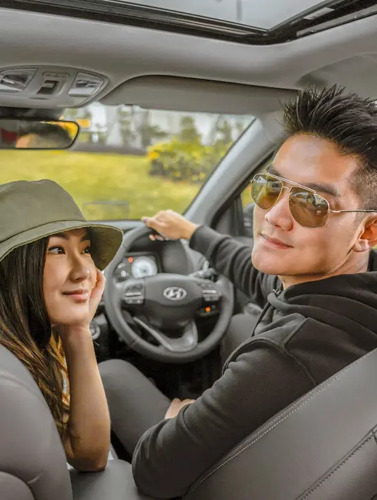 Pasangan kekasih yang resmi bertunangan pada tahun 2019 lalu terpaksa kembali menunda pernikahan mereka yang seharusnya digelar pada 17 Juli 2021 mendatang. Boy William dan Karen Vendela menyadari akan kondisi yang sedang tidak baik sekarang ini. (Instagram/karbearv)