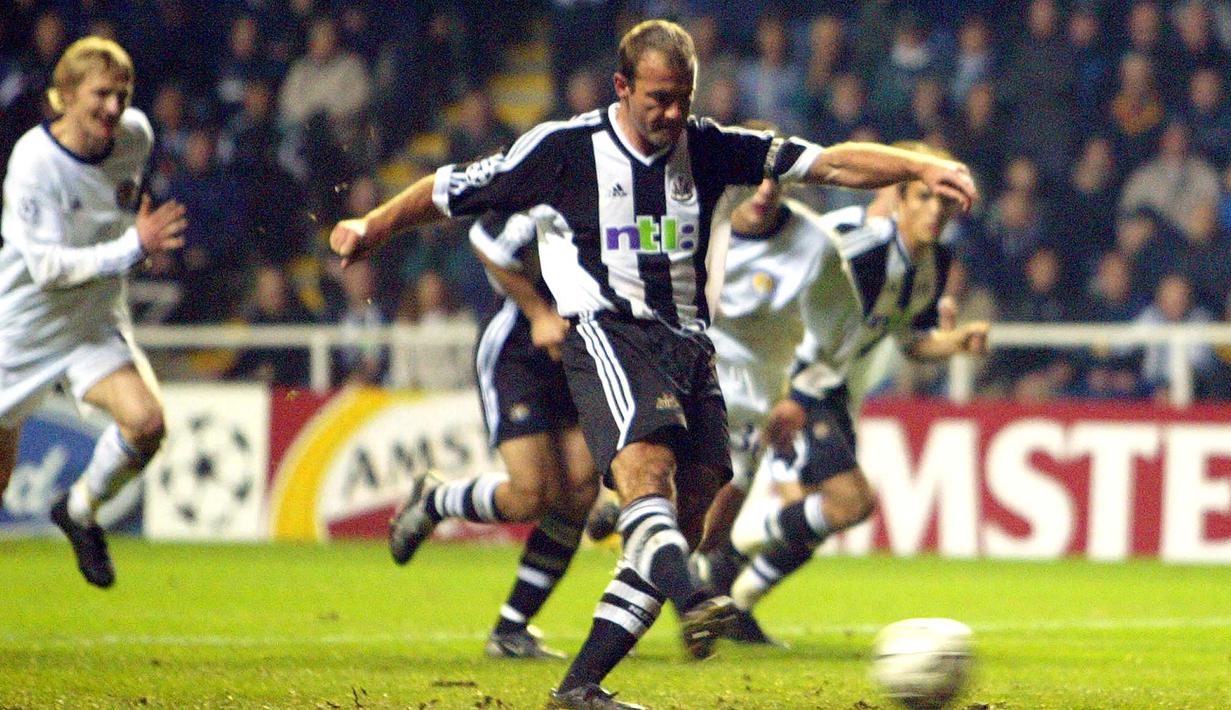 Alan Shearer. Striker yang kini berusia 51 tahun dan pensiun bersama Newcastle United Juli 2006 tercatat sebagai pemain dengan koleksi gol penalti terbanyak di Liga Inggris dengan 54 gol. Ia melakukannya saat berseragam Blackburn dan Newcastle mulai 1992/1993 hingga 2005/2006. (AFP/Odd Andersen)