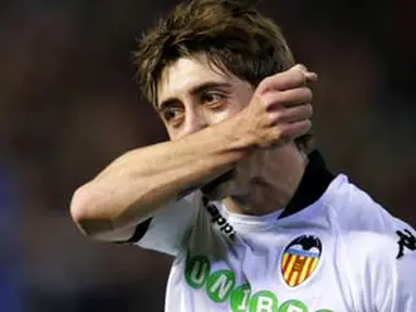 Selebrasi khas winger Valencia Pablo Hernandez seusai menjebol gawang FC Brugge di laga UEFA Europa League di Mestalla Stadium, 25 Februari 2010. AFP PHOTO / JOSE JORDAN 