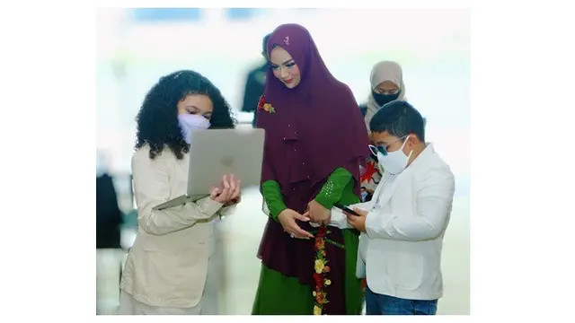 8 Pesona Krisdayanti saat Pakai Hijab, Disebut Makin Anggun