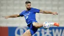 <p>Pemain Prancis Olivier Giroud menendang bola saat sesi latihan di Stadion Jassim Bin Hamad, Doha, Qatar, 20 November 2022. Prancis akan memainkan pertandingan pertama mereka di Piala Dunia 2022 melawan Australia pada 22 November. (AP Photo/Christophe Ena)</p>