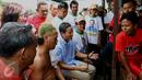  Balon Gubernur DKI Jakarta Sandiaga Uno (tengah) berdialog dengan warga Tambora, Jakarta, (10/4). Sandiaga yang berlatar pengusaha akan memberikan fokus kepada kesejahteraan masyarakat Jakarta yang dinilai mengkhawatirkan. (Liputan6.com/Gempur M Surya)
