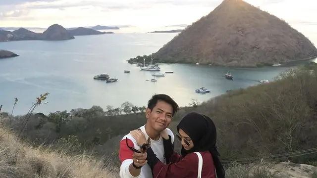 6 Potret Bulan Madu Angga Putra 'Anak Langit' dan Hafna Alliya di Labuan Bajo, Romantis