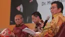 Ketua OJK Muliaman D. Hadad (kanan) saat menjadi pembicara dalam bedah buku "Sustainable Financing" di Jakarta, Jumat (4/12). Buku tersebut menjabarkan konsep dasar praktik-praktik sustainable financing. (Liputan6.com/Angga Yuniar)