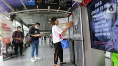 Warga antre menyimpan makanan di lemari es di Halte Dukuh Atas, Jakarta, Rabu (05/5/2021). Makanan yang disimpan di lemari es akan didistribusikan ke yayasan sosial atau warga yang membutuhkan oleh tim Sharp Indonesia setiap harinya. (Liputan6.com/Fery Pradolo)