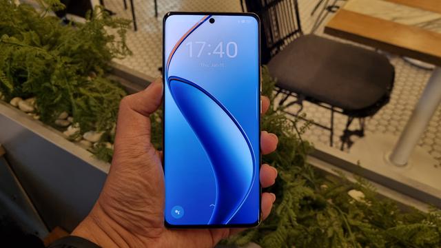 Penampakan layar HP Realme 12 Pro Plus yang memiliki fitur lensa periskop (Lipuutan6.com/ Agustinus Mario Damar)