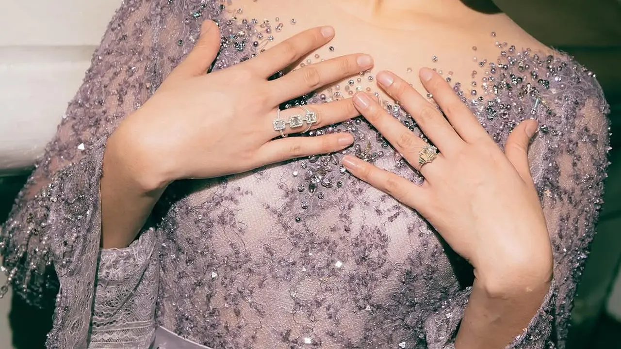 6 Potret Raisa Andriana Tampil Anggun dalam Kebaya Dress Mewah saat Manggung
