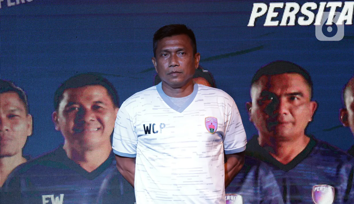 Persita Tangerang saat acara launching untuk 4 elemen terbaru klub jelang bergulirnya Shopee Liga 1 2020 di Gading Sepong, Tangerang, Rabu (26/2/2020). Empat elemen baru yang diluncurkan Persita Tangerang dalam acara tersebut adalah tim, jersey, logo, dan maskot. (Bola.com/M Iqbal Ichsan)