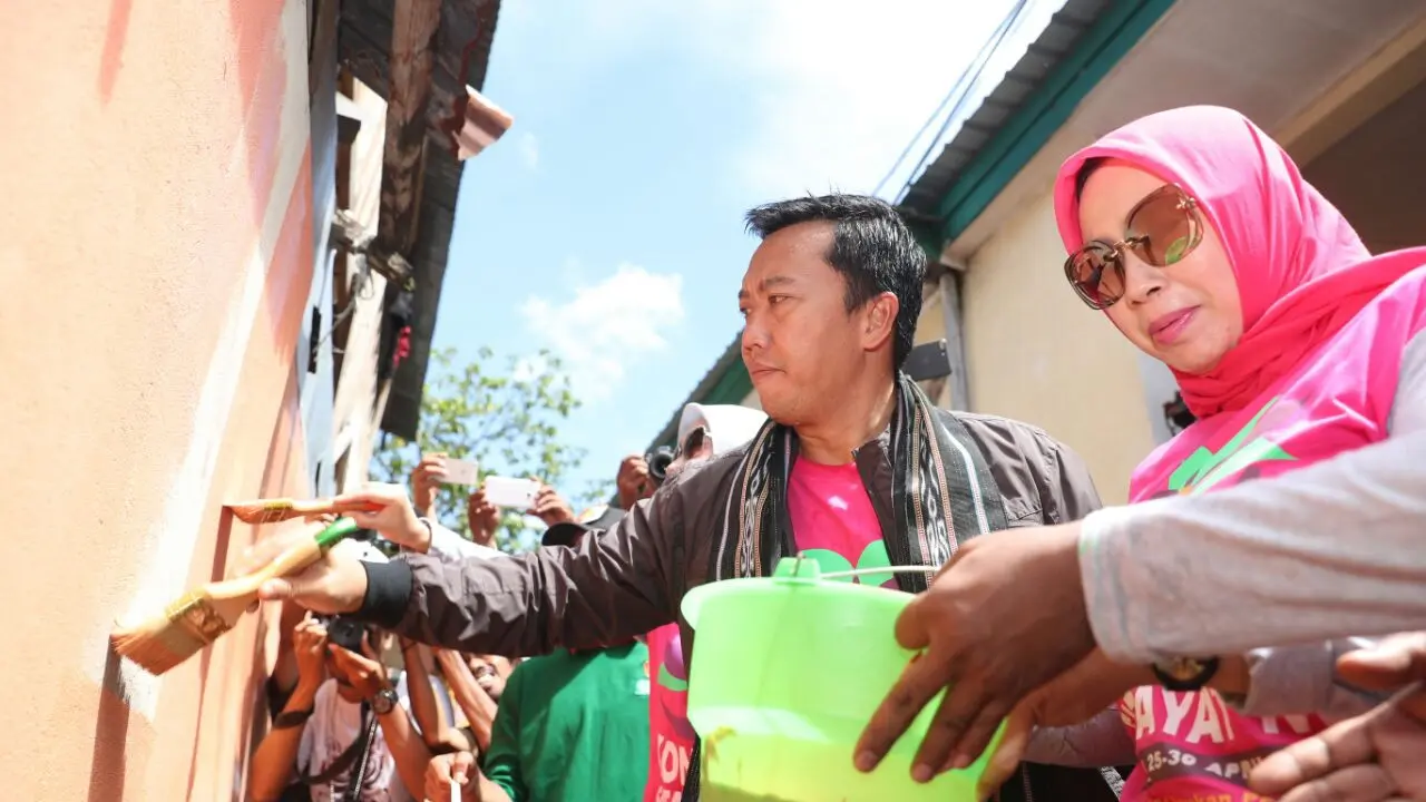 Menpora Imam Nahrawi ucapkan selamat kepada PP Fatayat NU yang telah menggelar Konferensi Besar (Konbes) di Kota Ambon, Maluku. Halaman Masjid Agung An Nur, Jl. Lorong Hoa Hatala, Ambon, Maluku, Jumat (27/4) pagi. (foto:raiky/kemenpora.go.id)