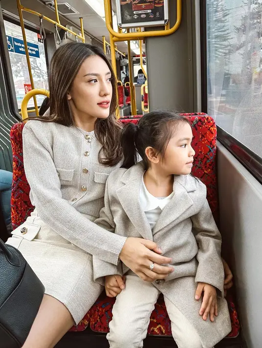 Seperti saat liburan di Australia, keduanya tampil kompak dengan outfit warna beige senada. [Instagram/anissaaziza]