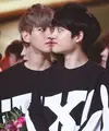 Pada foto ini, D.O EXO dan Baekhyun terlihat seperti sedang berciuman. (Foto: koreaboo.com)