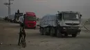 Kantor Perserikatan Bangsa Bangsa (PBB) untuk Koordinasi Urusan Kemanusiaan (OCHA) secara terang-terangan menyatakan bahwa jalur penyaluran bantuan masih sangat terbatas. Tampak dalam foto, truk-truk yang mengangkut bantuan dari Program Pangan Dunia (WFP) melintasi Deir al-Balah, bagian tengah Jalur Gaza, pada Sabtu, 8 November 2025. (AP Photo/Abdel Kareem Hana)