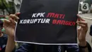 Mahasiswa yang tergabung dalam BEM Institut Pertanian Bogor menunjukkan poster saat melakukan aksi unjuk rasa di jalan Kuningan Persada sekitar Gedung Merah Putih KPK, Jakarta, Rabu (2/6/2021). Mereka menolak TWK dan pelantikan pegawai KPK menjadi ASN. (Liputan6.com/Helmi Fithriansyah)