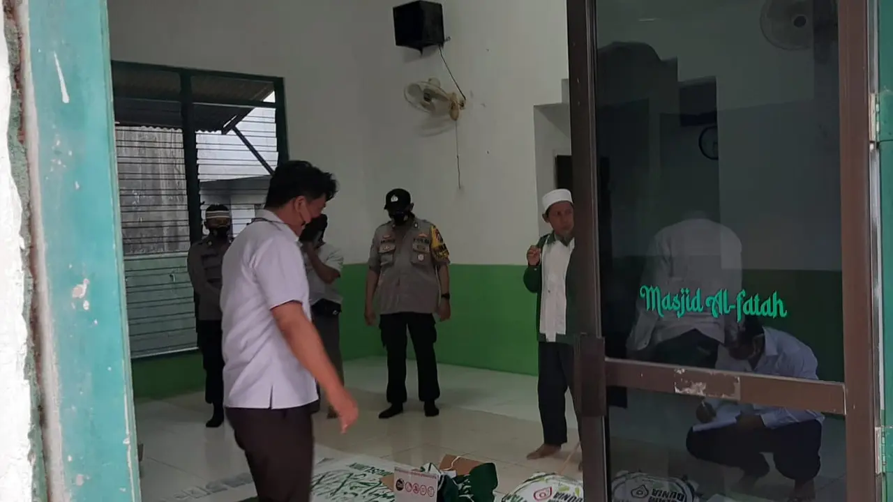 Penggeledahan markas Khilafatul Muslimin Surabaya Raya di Jalan Gadel Madya Tandes. (Dian Kurniawan/Liputan6.com)