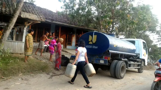 Pengiriman air bersih di Cinangsi Kecamatan Gandrungmangu, Cilacap pada kemarau 2017 lalu. (Foto: Liputan6.com/Muhamad Ridlo)