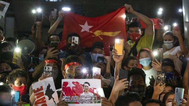 FOTO: Protes Kudeta Militer, Warga Myanmar di Thailand Bakar Gambar Jenderal Min Aung Hlaing