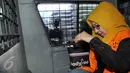 Direktur Keuangan PT Berdikari Siti Marwa saat akan meninggalkan KPK dengan mobil tahanan, Jakarta, (26/5). Siti Marwa kembali diperiksa sebagai tersangka kasus suap pengadaan pupuk urea di PT Berdikari periode tahun 2010-2012. (Liputan6.com/Helmi Afandi)