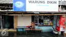 Seorang anak duduk di depan rumahnya yang tergenang air di Kawasan Muara Angke, Jakarta, Rabu (11/1). Banjir yang terjadi hampir setiap hari dalam satu bulan terakhir akibat rob yang diperparah dengan jebolnya tanggul. (Liputan6.com/Gempur M. Surya)