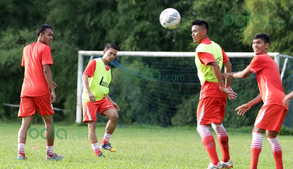 Pemain Persija berlatih serius walau belum didampingi pelatih saat berlatih di Lapangan National Youth Training Center, Sawangan, Depok, Rabu (17/2/2016). (Bola.com/Nicklas Hanoatubun)