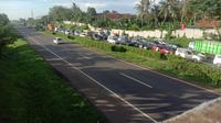 Kemacetan Arus Mudik Lebaran 2022 Sepanjang Total 9 Kilometer Terjadi di Jalan Menuju Pelabuhan Merak. (Liputan6.com/Yandhi Deslatama)