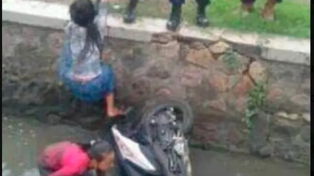 6 Momen Apes Orang Tercebur Selokan Ini Jadi Pusat Perhatian, Kasihan Banget