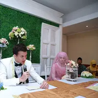 Khidmat dan sakralnya suasana akad nikah Risty Tagor dan Stuart Collin (M. Akrom Sukarya/Bintang.com)