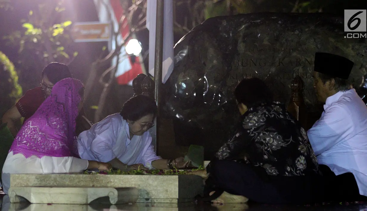 Ketum PDIP Megawati Soekarno Putri memanjatkan doa usai menaburkan bunga di pusara makam Presiden Pertama Soekarno di Blitar, Jawa Timur, Senin (6/6). Ini merupakan rangkaian dari acara hari lahir Pancasila dan Haul Bung Karno. (Liputan6.com/Johan Tallo)