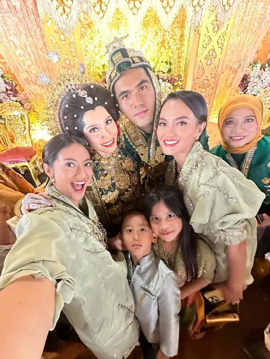 Penampilan Ririn kian sempurna dengan pulasan makeup flawless di wajahnya, sedangkan rambutnya ditata bergaya updo simpel. [@ririnekawati]