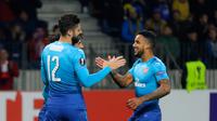 Pemain Arsenal, Olivier Giroud dan Theo Walcott merayakan kemenangan 4-2 atas BATE Borisov pada lanjutan fase Grup H Liga Europa 2017/18 di Borisov Arena, Kamis (28/9). Kemenangan itu mengukuhkan posisi mereka di urutan teratas Grup H. (AP/Sergei Grits)