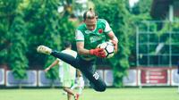 Kiper PSM Makassar, Rivki Mokodompit. (Bola.com/Abdi Satria)