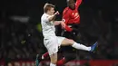 Duel udara dilakukan Romelu Lukaku dan Ben Mee pada laga lanjutan Premier League berlangsung di stadion Old Trafford, Manchester, Rabu (30/1). Man United ditahan imbang 2-2 kontra Burnley. (AFP/Paul Ellis)