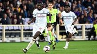 Gelandang AC Milan, Tiemoue Bakayoko, menggiring bola saat melawan Fiorentina pada laga Serie A di Stadion Artemio Franchi, Sabtu (11/5). AC Milan menang 1-0 atas Fiorentina. (AP/Claudio Giovanni)