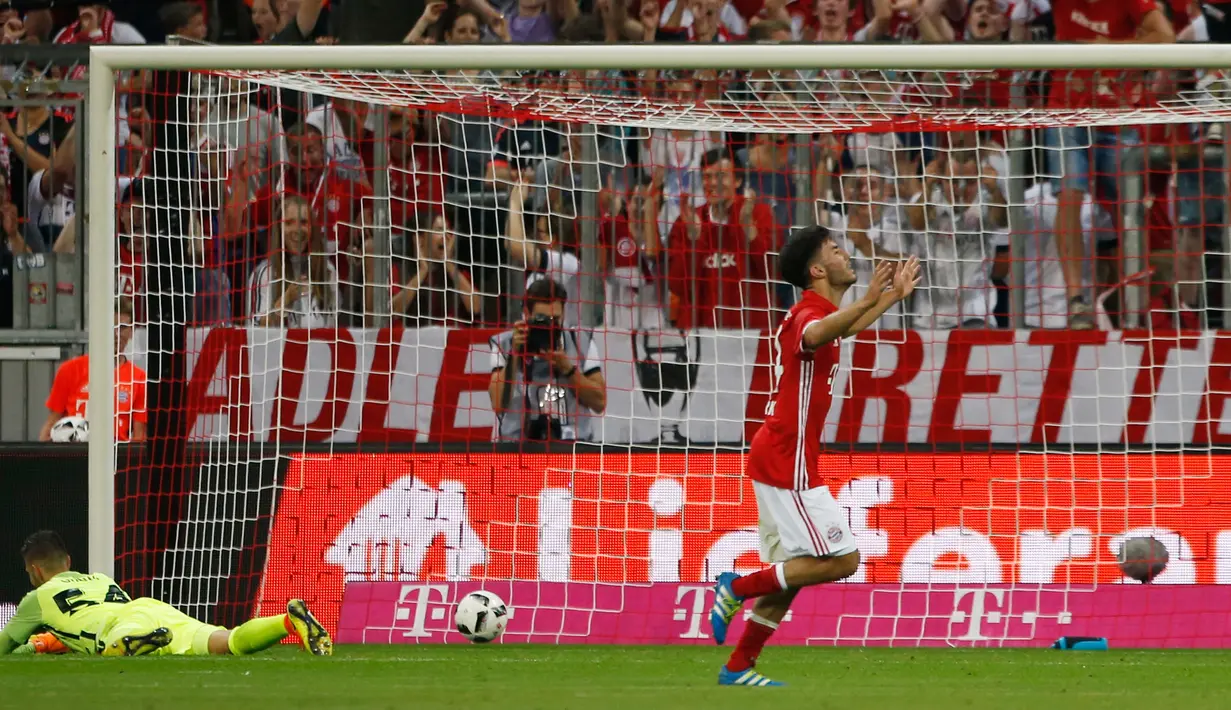 Pemain Bayern Muenchen, Erdal Ozturk melakukan selebrasi usai mencetak gol kegawang Manchester City di laga pramusim di Allianz Arena, Muenchen (21/7). City kalah atas Muenchen dengan skor 1-0. (Reuters/Michaela Rehle)