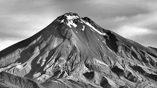 Gunung Taranaki yang dianggap suci Suku Maori