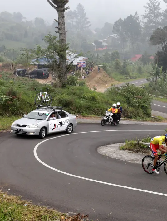 <p>Pebalap Pishgaman Giant Team, Arvin Moazemi Goudarzi, saat melewati Embun Tanai, Kab. Agam di Etape 8 Tour de Singkarak 2015 Pasaman Barat-Lawang Park, Kabupaten Agam, Sabtu (10/10/2015). (Bola.com/Arief Bagus)</p>