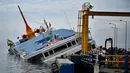 KMP Dharma Rucitra III kandas di Pelabuhan Padang Bai, Karangasem, Bali, Sabtu (13/6/2020). KMP Dharma Rucitra III kandas saat hendak bersandar di Pelabuhan Padang Bai. (SONNY TUMBELAKA/AFP)