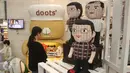 Pengunjung tengah melihat prodak yang di pamerkan di Inacraft 2017 di JCC, Senayan, Jakarta, Rabu (26/4). Pameran yang gelar dari 26-30 april tersebut menapilkan ribuan prodak UMKM dari tanah air. (Liputan6.com/Angga Yuniar)