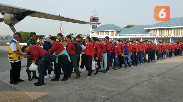 Rombongan para insinyur berstatus CPNS ini sengaja dilepas untuk menjadi tenaga pendamping bagi masyarakat Lombok dalam membangun rumah kualitas tahan gempa. Foto: Liputan6.com/Maulandy