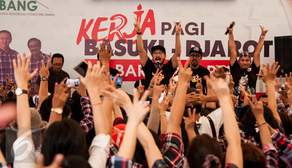 Giring Ganesha, pentolan Grup Band Nidji, bersama komedian Mongol menghibur warga dan relawan di Rumah Lembang, Jakarta, Rabu (1/2). Mereka menggelar aksi solidaritas sebagai bentuk dukungan kepada pasangan Ahok - Djarot. (Liputan6.com/Gempur M Surya)