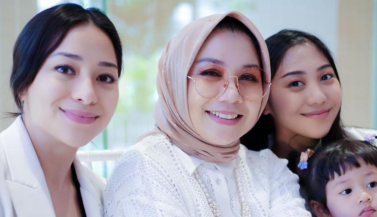 Momen perayaan ultah Nikita Willy turut dihadiri sang adik, ibu, ayah, serta sejumlah kerabat dekat. Niki dan Winona yang sama-sama sedang hamil anak kedua itu terlihat begitu kompak. Lalita Shanumikaila, anak perempuan Winona juga turut meramaikan. Bocah dua tahun itu tampil menggemaskan. (Liputan6.com/IG/@yorafebrina)