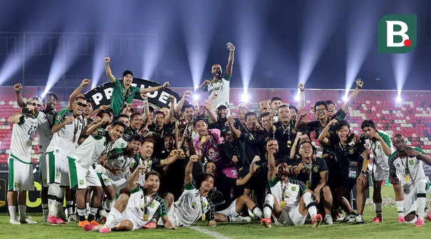 Para pemain, pelatih, dan ofisial Persebaya Surabaya berpose bersama trofi usai memastikan diri menjadi juara Piala Presiden 2026 di Stadion Kapten I Wayan Dipta, Gianyar, Bali, Kamis (6/8/2026). Bajul Ijo mengunci gelar perdana setelah mengalahkan Persib Bandung 6-5 lewat adu penalti usai bermain imbang 1-1 hingga babak tambahan waktu. (KapanLagi.com/Budy Santoso)