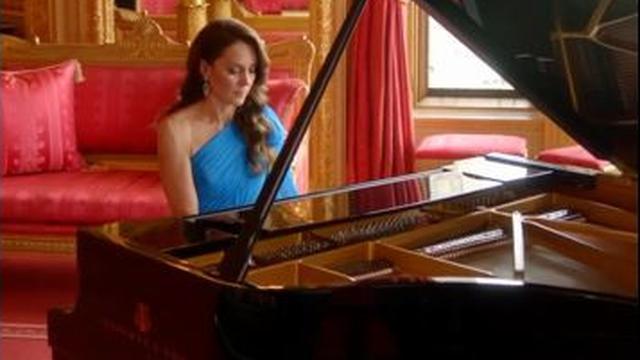 Kate Middleton Bikin Kejutan, Main Piano di Lomba Menyanyi Tingkat Eropa dengan Gaun One Shoulder Biru