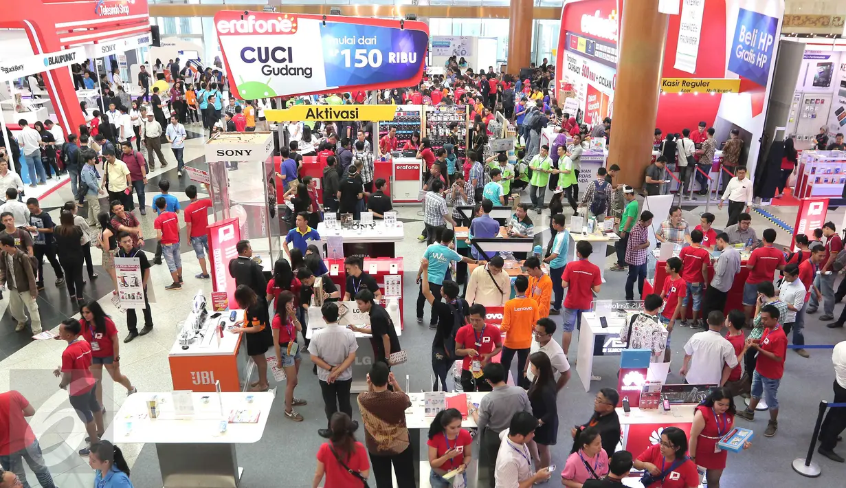 Pengunjung memadati stand ajang pameran teknologi komputer dan gadget, Indocomtech di JCC, Jakarta, Rabu (28/10). Pameran yang dihadiri sekitar 300 perusahan teknologi informasi itu gelar hingga 1 November. (Liputan6.com/Angga Yuniar)
