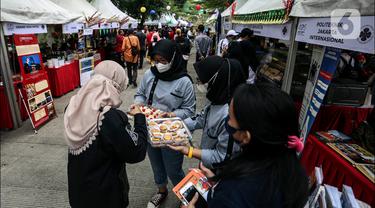 Warga memilih makanan saat mengunjungi stan UMKM Bazaar Kuliner di kawasan Jakarta, Minggu (26/6/2022). Bazar ini diselenggarakan dalam rangkaian perayaaan HUT ke-495 DKI Jakarta. (Liputan6.com/Johan Tallo)