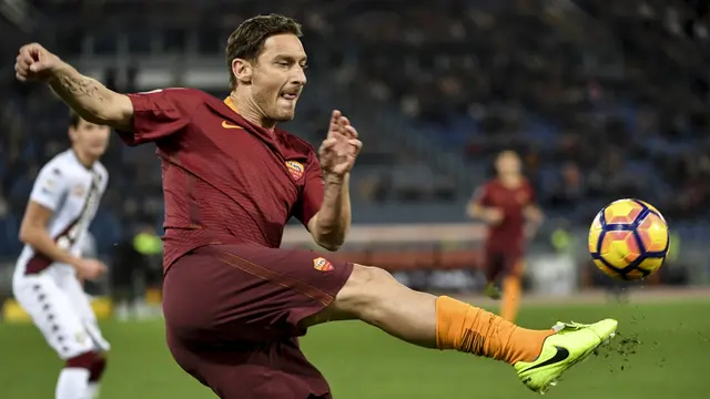 FOTO: 8 Pesepak Bola Dengan Style Kaos Kaki Rendahnya
