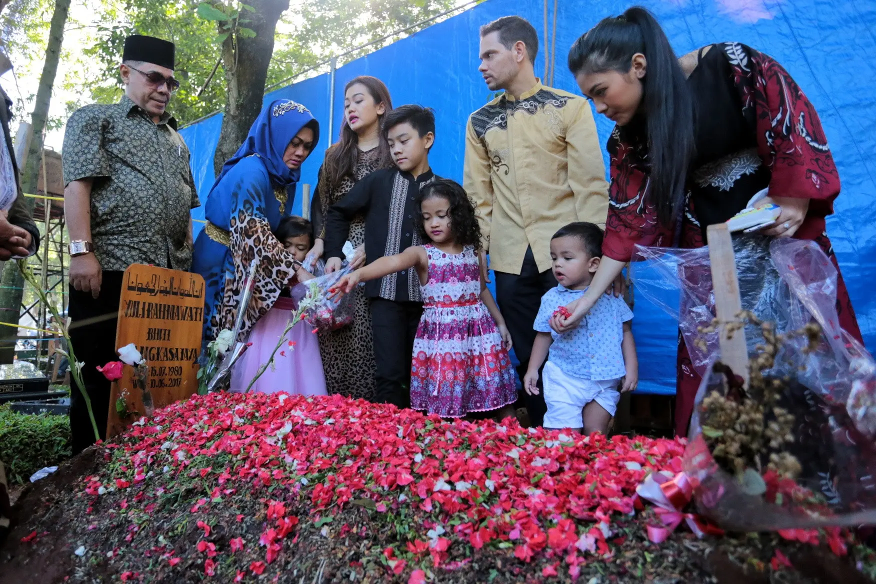 Keluarga berziarah ke makam Julia Perez (Adrian Putra/Bintang.com)